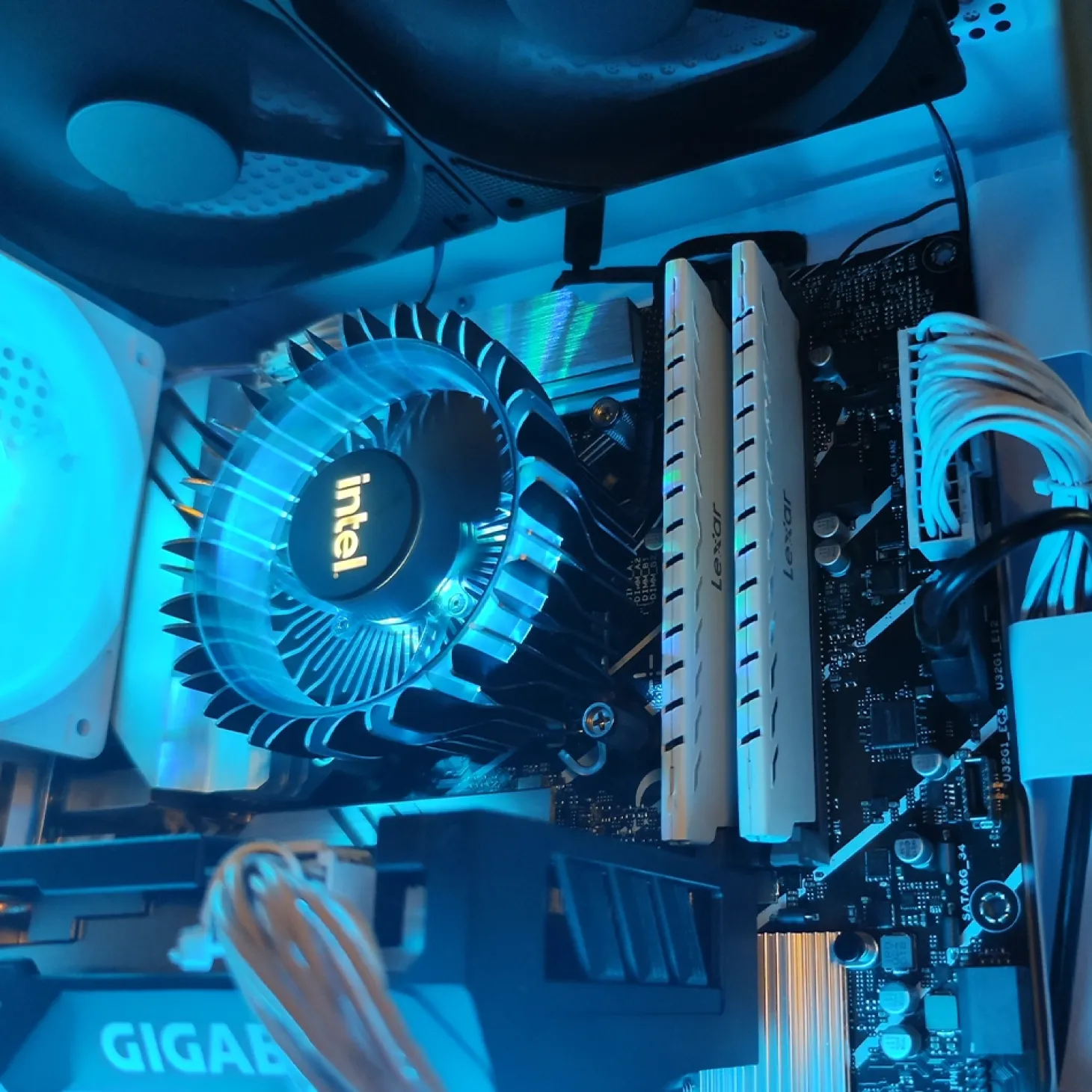 E-Ven Aura – RTX 5050 – Intel Core i5-12400F – 16Go DDR4 3600Mhz – SSD 1To